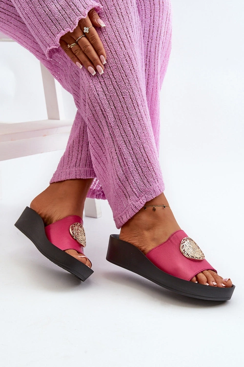 Zazoo 2920 Skórzane Klapki Damskie Na Koturnie Ze Złotym Detalem Fuksja