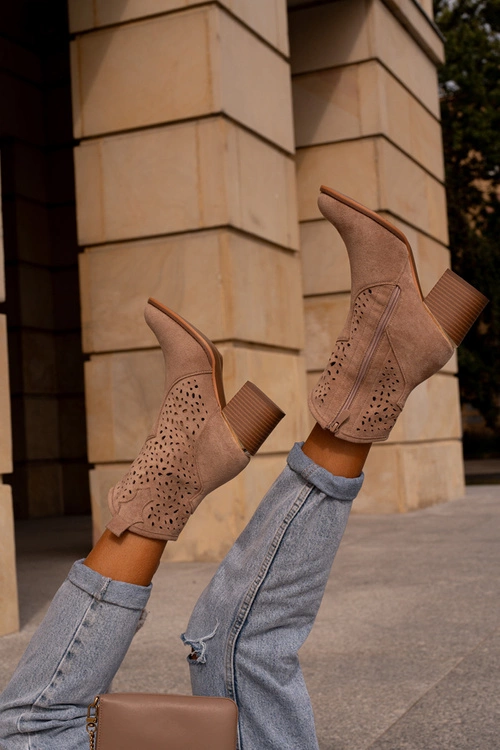 Ażurowe Botki Na Słupku Z Eko Zamszu Zapinane Na Zamek Ciemnobeżowe Sevana