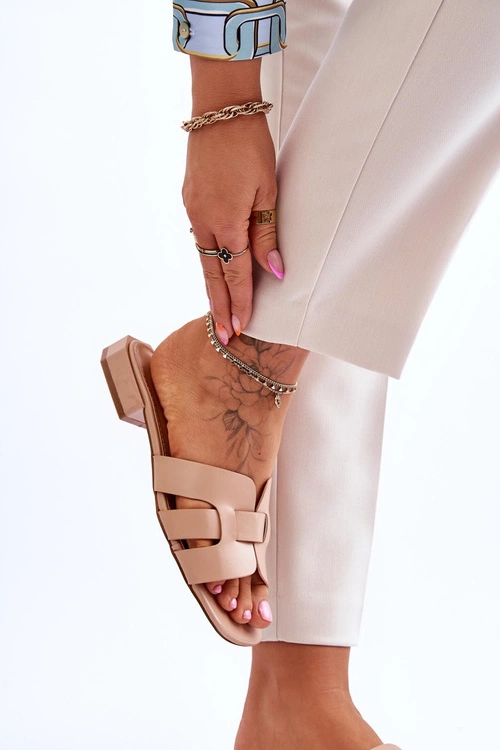 Klasyczne Skórzane Klapki Damskie Beżowe Fendy