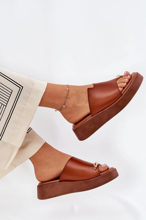 Klapki Damskie Na Platformie I Niskim Koturnie Z Ozdobnym Detalem Camel Saqesse