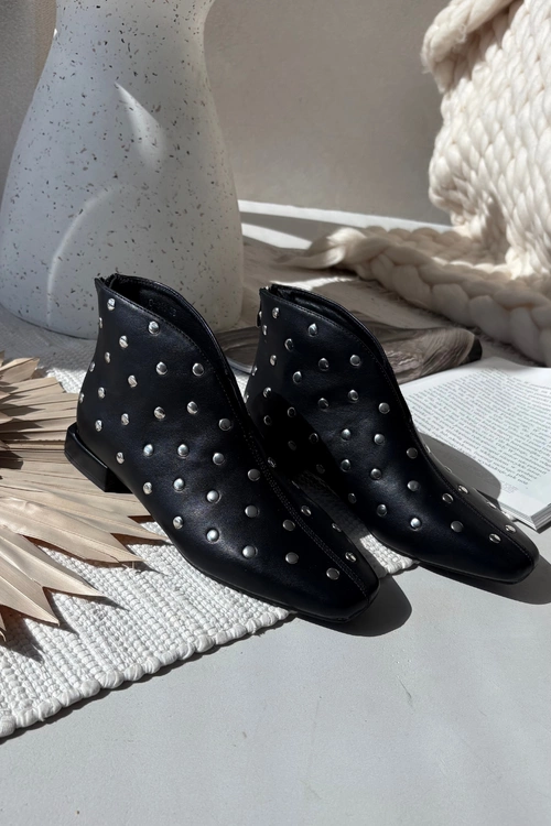 Botki Damskie Na Delikatnym Obcasie Ze Srebrnym Zdobieniem Czarne Rosalind