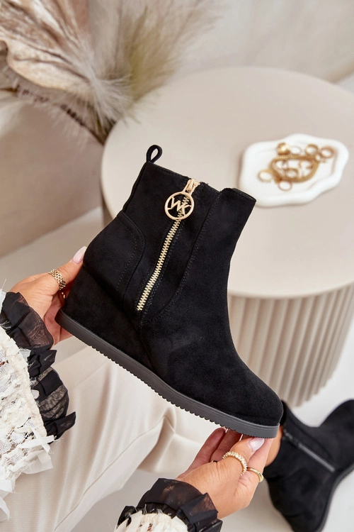 Ocieplane Botki Na Koturnie Z Ozdobnym Zamkiem Eko Zamszowe Czarne Leretha