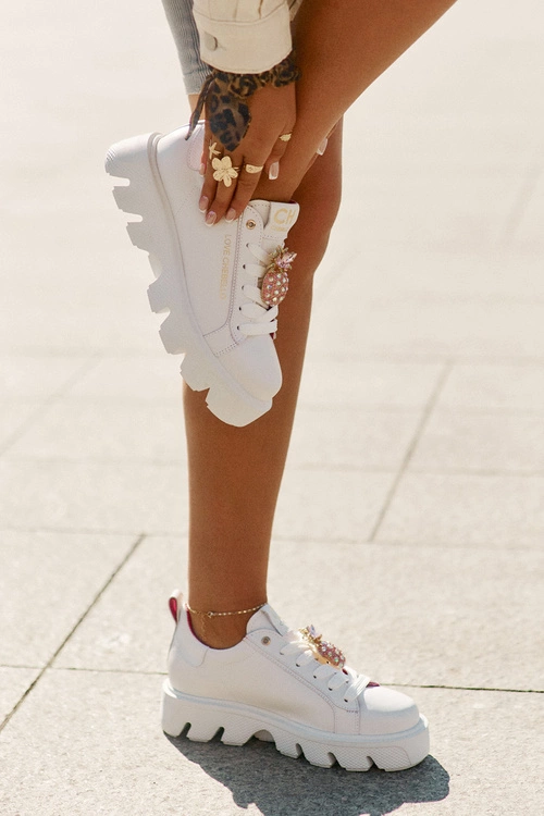 Skórzane Sneakersy Z Ozdobną Broszką Ananas CheBello 4651 Białe