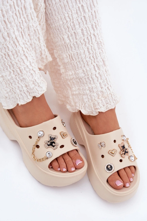 Piankowe Klapki Damskie Na Masywnej Platformie Ze Złotymi Przypinkami Beżowe Ivoriel