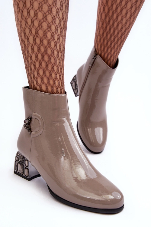 Lakierowane Damskie Botki Na Zdobionym Obcasie D&A MR870-93 Szare