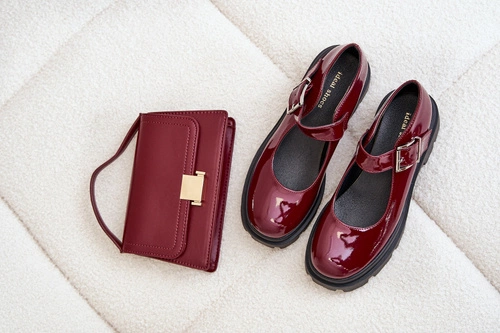 Lakierowane Półbuty Damskie Z Klamrą Bordowe Plikuria