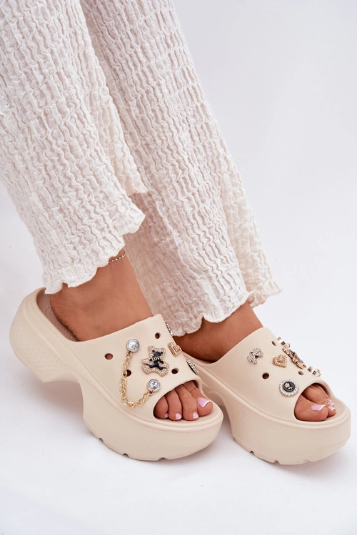 Piankowe Klapki Damskie Na Masywnej Platformie Ze Złotymi Przypinkami Beżowe Ivoriel
