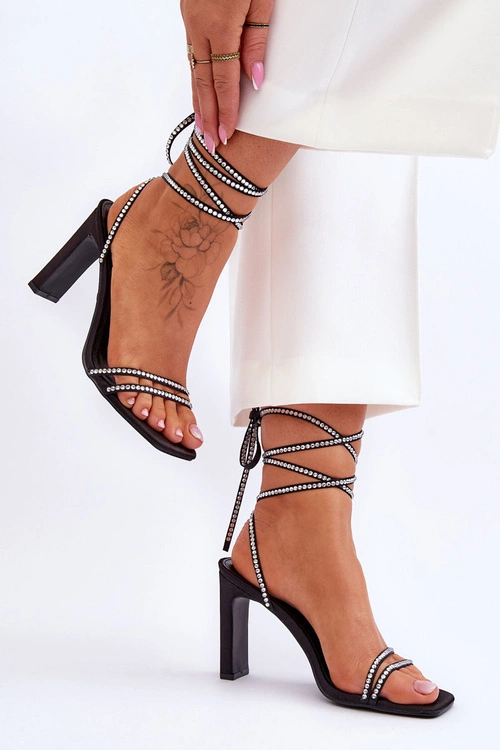 Eleganckie Wiązane Sandały Z Dżetami Czarne Nessy