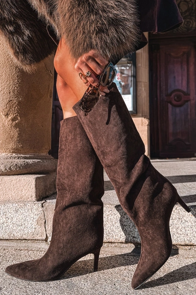 Kozaki Damskie Z Eko Zamszu Wsuwane Na Szpilce Czekoladowe Phelin