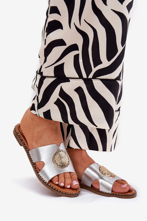 Płaskie Klapki Damskie Z Ozdobnym Detalem Srebrne Oferry