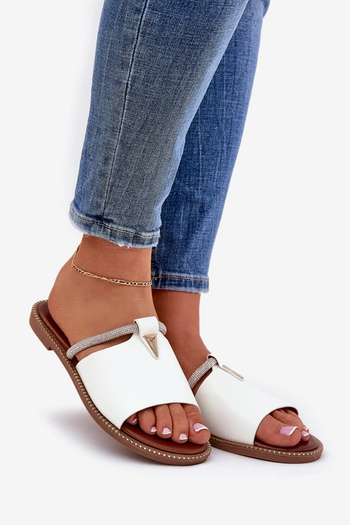 Eko Skórzane Klapki Na Płaskim Obcasie Z Ozdobnym Paseczkiem Białe Hirtewi