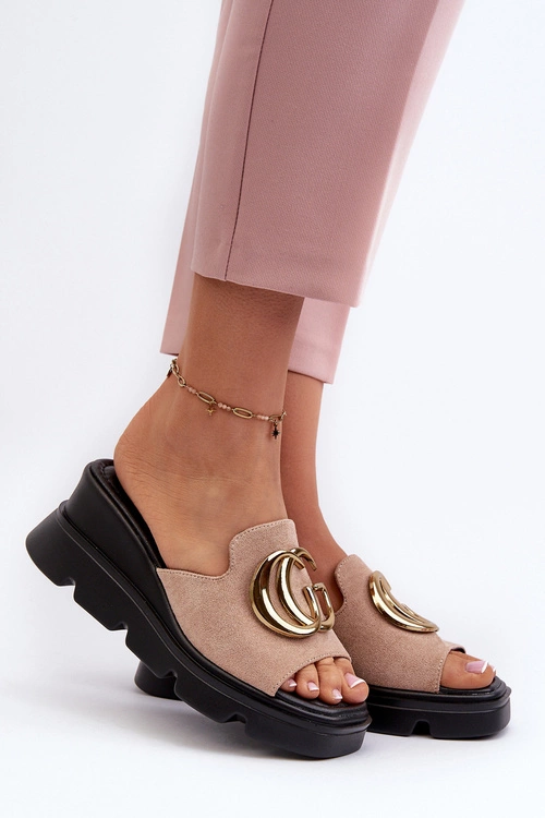 Klapki Damskie Z Eko Zamszu Na Koturnie I Platformie Ze Złotą Ozdobą Vinceza 58295 Beżowe