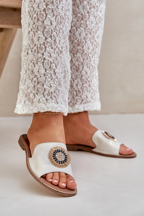 Skórzane Klapki Z Ozdobą Na Płaskim Obcasie Lewski 3047/O Złoty Przecierany