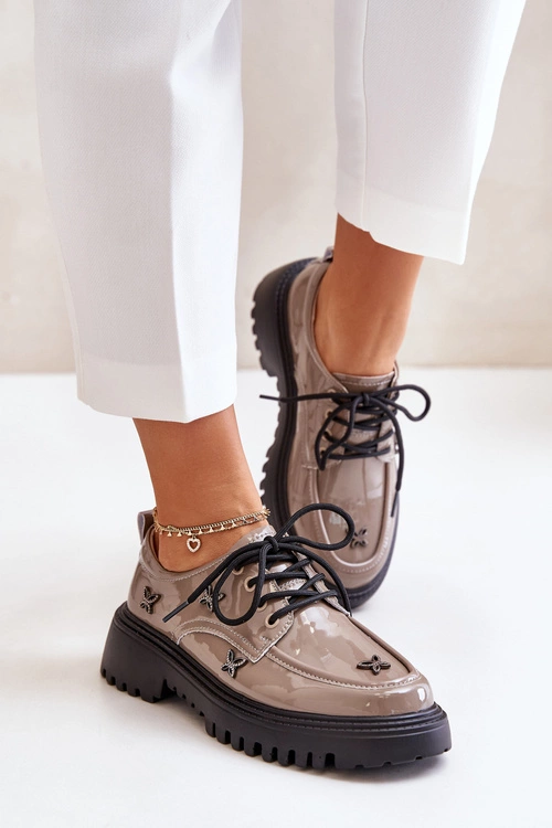 Lakierowane Półbuty Damskie Z Ozdobami Skóra Naturalna Artiker 55C1010 Ciemnobeżowe