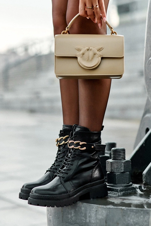 Skórzane Botki Workery Z Ozdobnym Paskiem Czarne Enili