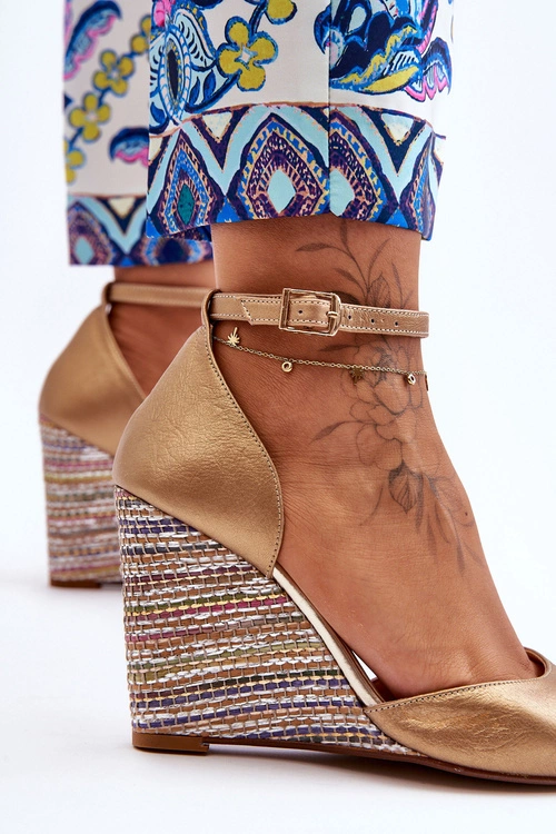 Skórzane Sandały Na Koturnie Laura Messi 2603/784 Złote