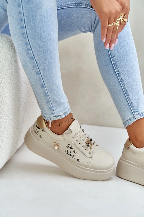 Skórzane Sneakersy Damskie Na Platformie Z Przypinkami I Napisem Vinceza 89102 Beżowe