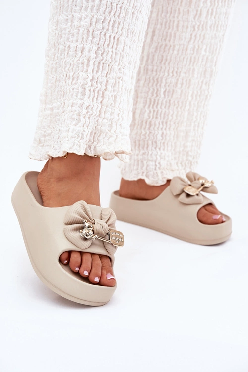 Klapki Damskie Piankowe Na Platformie Z Kokardką I Broszką Ciemnobeżowe Marlize