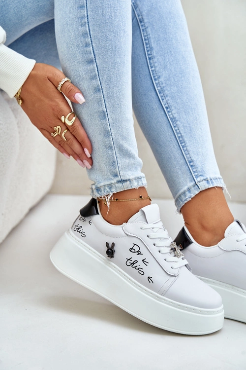 Skórzane Sneakersy Damskie Na Platformie Z Przypinkami I Napisem Vinceza 89102 Białe
