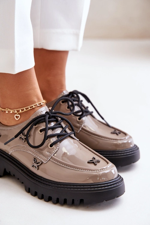 Lakierowane Półbuty Damskie Z Ozdobami Skóra Naturalna Artiker 55C1010 Ciemnobeżowe