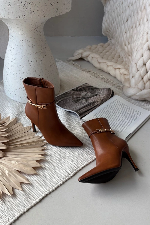 Botki Damskie Na Szpilce Z Paskiem I Złotym Elementem Ocieplane Camel Bellisse