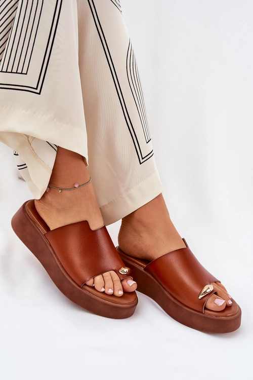 Klapki Damskie Na Platformie I Niskim Koturnie Z Ozdobnym Detalem Camel Saqesse