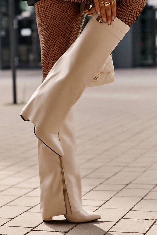 Kozaki Damskie Eko Skórzane Z Wywiniętą Cholewką Na Słupku Jasnobeżowe Avamora