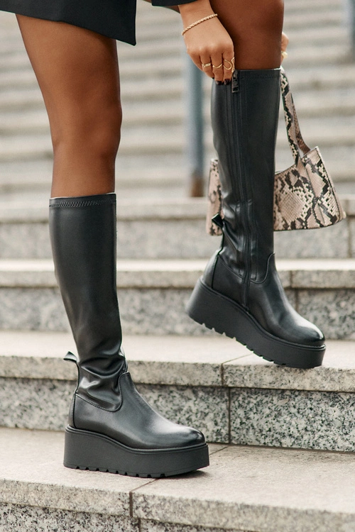 Kozaki Damskie Przed Kolano Na Platformie I Koturnie Vinceza 58342 Czarne