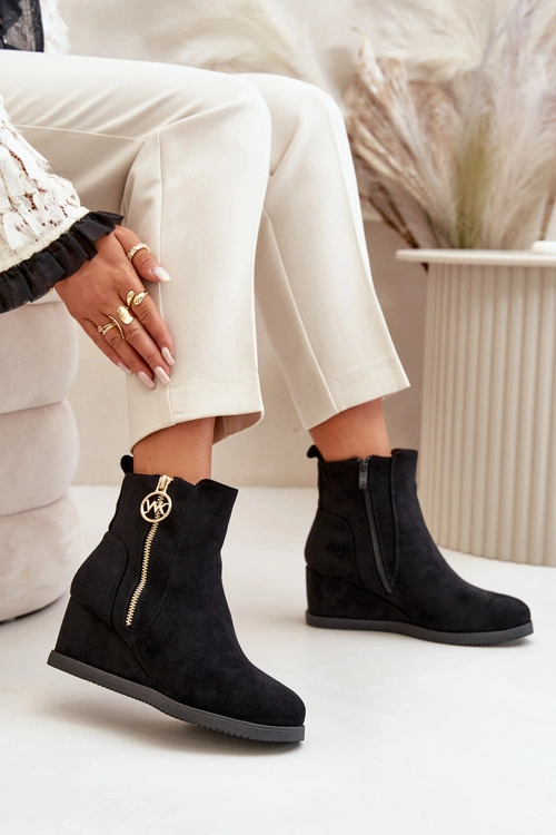 Ocieplane Botki Na Koturnie Z Ozdobnym Zamkiem Eko Zamszowe Czarne Leretha