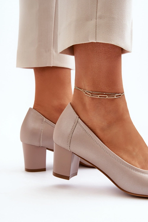 Czółenka Na Niskim Słupku Z Ozdobą Beżowe Aeliris