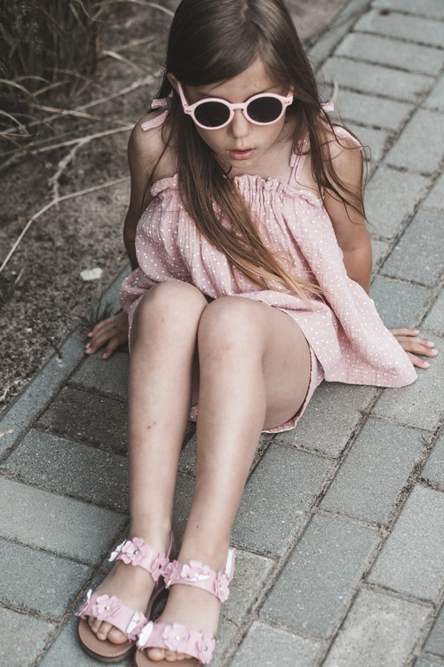 Lakierowane Sandałki Dziecięce Ozdobione Kwiatkami Różowe Tinette