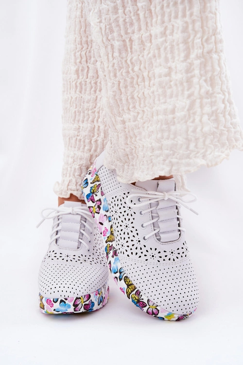 Skórzane Ażurowe Półbuty Damskie Na Koturnie Motyle Artiker 56C1618 Białe