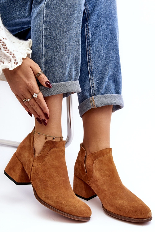 Zamszowe Botki Z Wycięciami Na Obcasie Camel Dalros