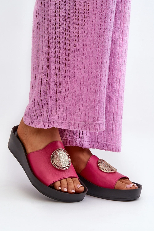 Zazoo 2920 Skórzane Klapki Damskie Na Koturnie Ze Złotym Detalem Fuksja