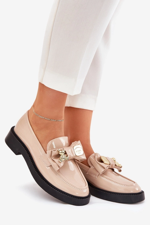 Lakierowane Mokasyny Z Kokardą I Ozdobną Broszką Beżowe Leandriel