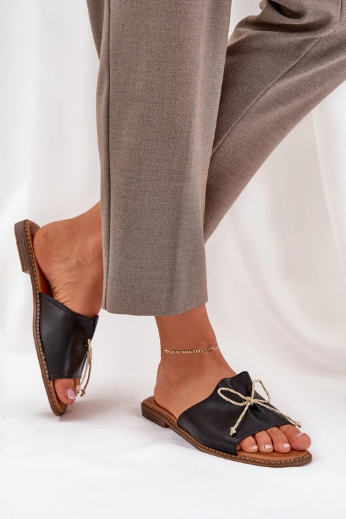 Klapki Na Płaskiej Podeszwie Z Ozdobną Kokardką Czarne Deonelis