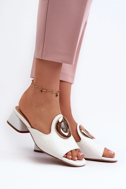 Eleganckie Lakierowane Klapki Damskie Na Niskim Obcasie Ze Złotą Ozdobą Białe Uzimila