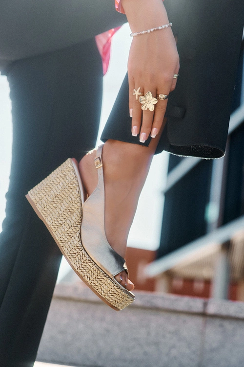 Skórzane Sandały Damskie Na Koturnie Z Plecionką Laura Messi 2789 Złote