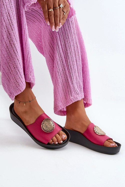 Zazoo 2920 Skórzane Klapki Damskie Na Koturnie Ze Złotym Detalem Fuksja