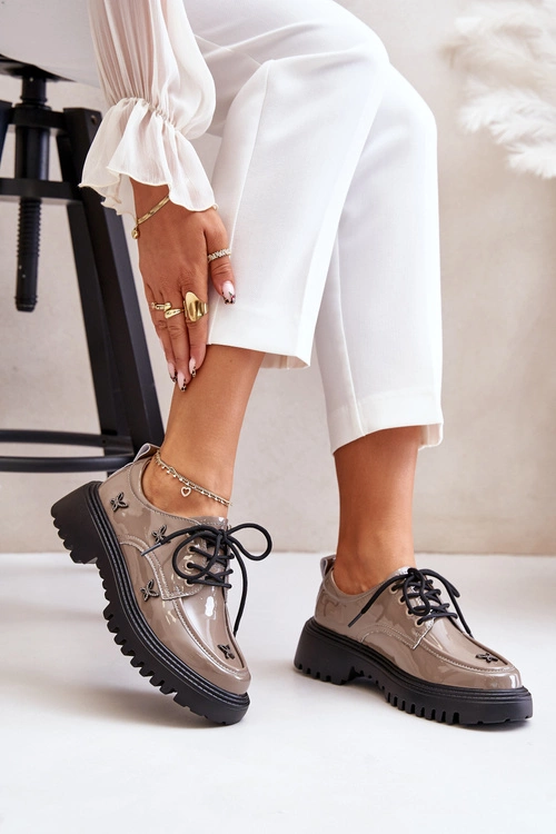 Lakierowane Półbuty Damskie Z Ozdobami Skóra Naturalna Artiker 55C1010 Ciemnobeżowe