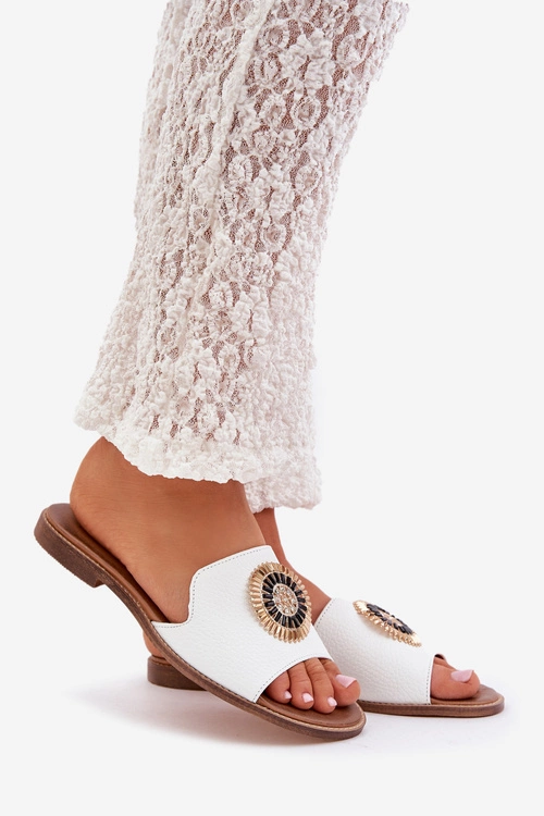 Skórzane Klapki Z Ozdobą Na Płaskim Obcasie Lewski 3047/O Białe