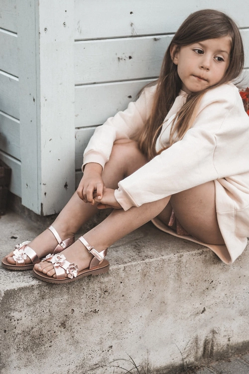 Sandałki Dziecięce Ozdobione Kwiatkami Zapinane Na Rzep Różowe Fagossa