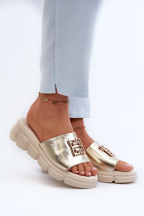 Skórzane Klapki Damskie Ze Złotą Ozdobą Na Koturnie Vinceza 41444 Złote