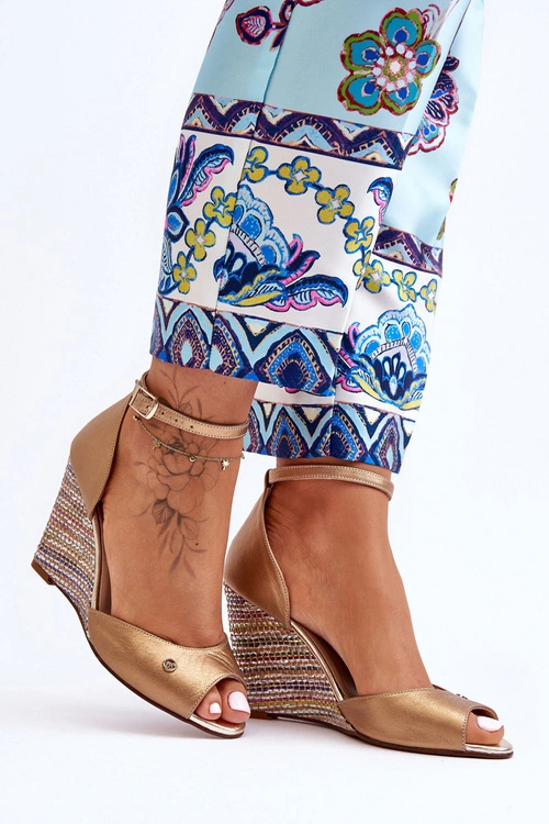 Skórzane Sandały Na Koturnie Laura Messi 2603/784 Złote