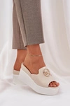 Klapki Na Platformie I Koturnie Z Ozdobą Jasnobeżowe Nanessia