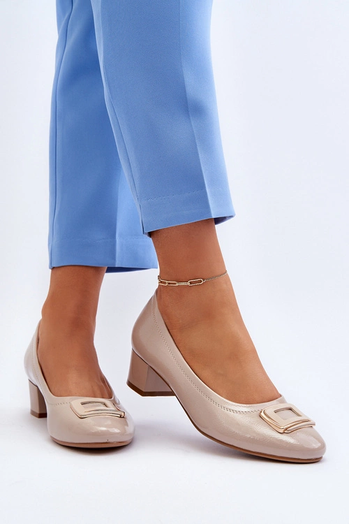 Lakierowane Czółenka Na Klocku Z Ozdobą Beżowe Enollia