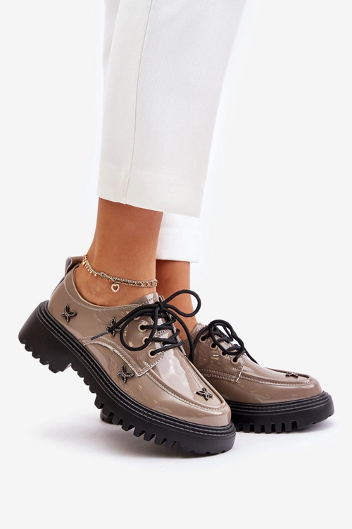 Lakierowane Półbuty Damskie Z Ozdobami Skóra Naturalna Artiker 55C1010 Ciemnobeżowe