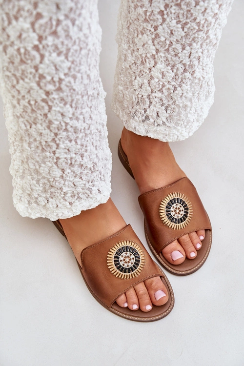 Skórzane Klapki Z Ozdobą Na Płaskim Obcasie Lewski 3047/O Camel