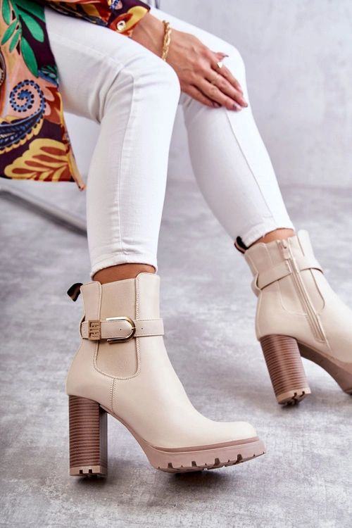 Skórzane Botki Na Słupku Z Ozdobnym Paskiem Beżowe Maresol