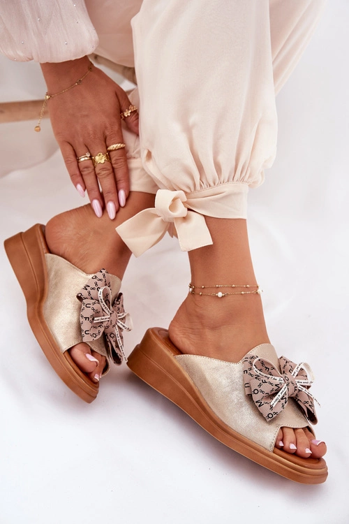 Klapki Damskie Na Koturnie Z Kokardą Złote Moonzella